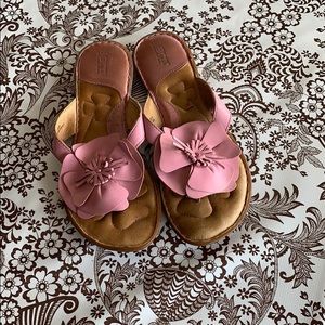 Born leather sandal w/flower